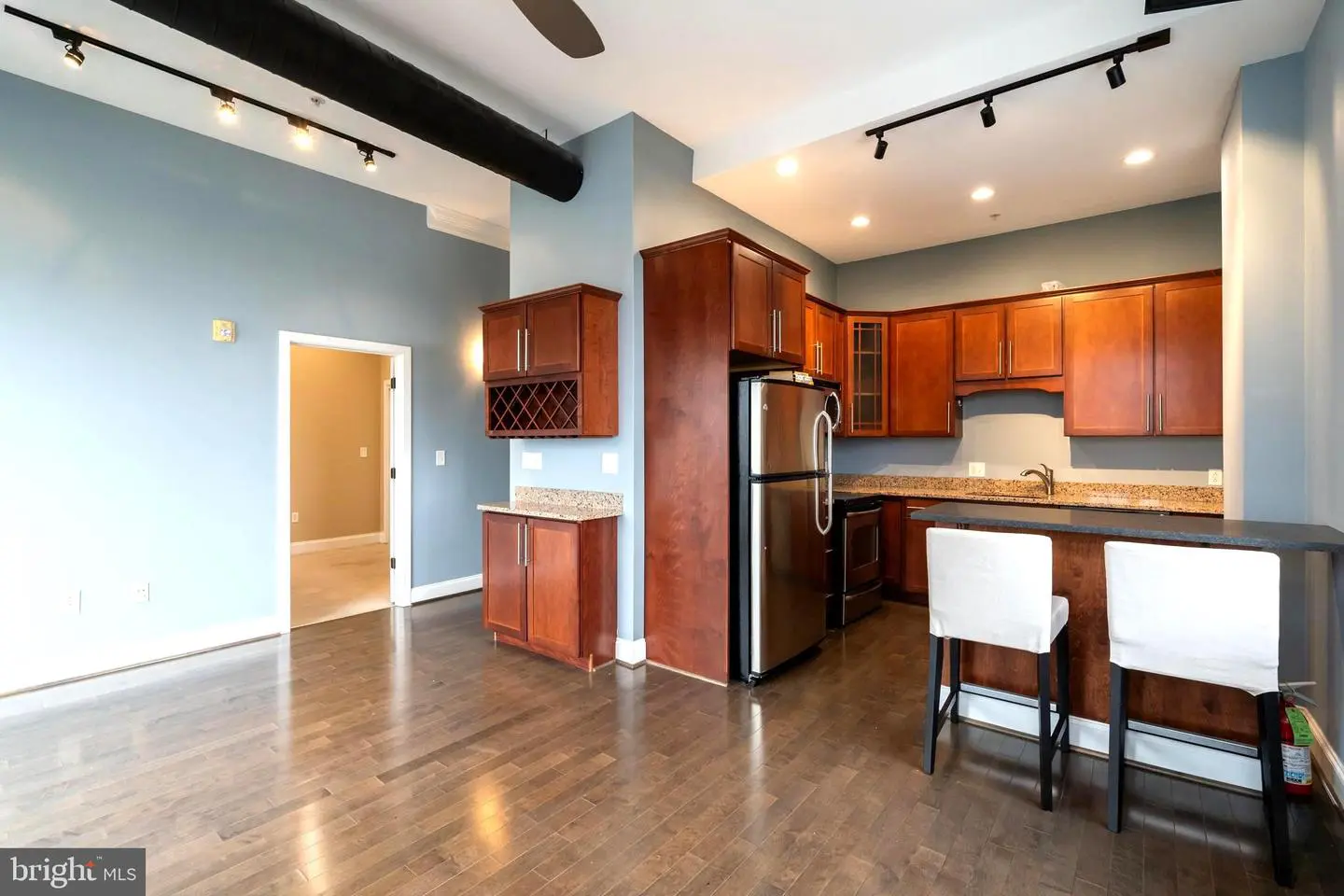 Modern open kitchen with breakfast bar