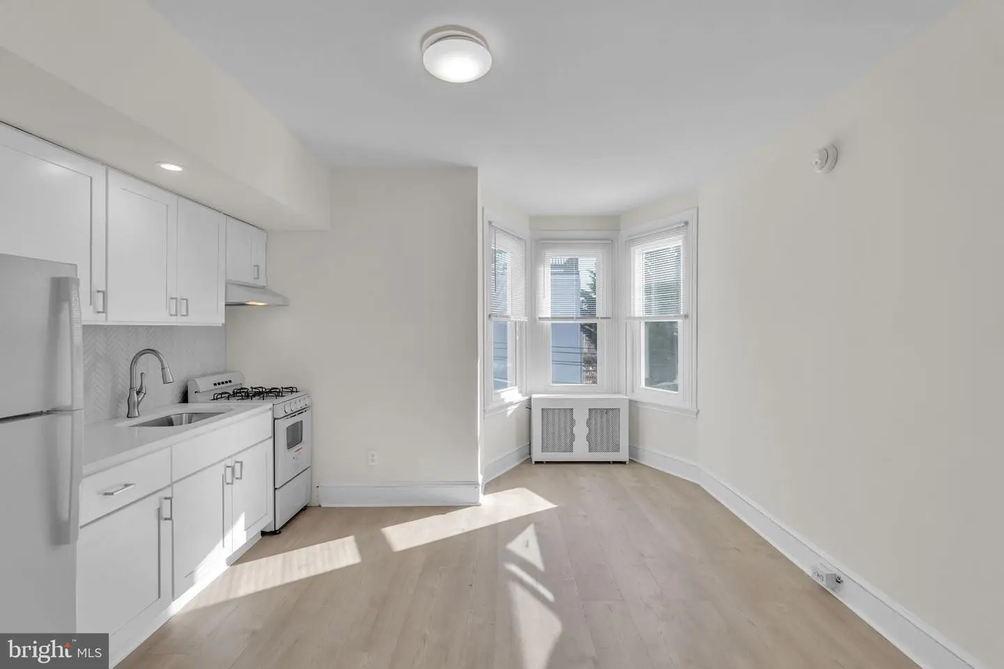 Bright studio apartment with kitchenette and bay window